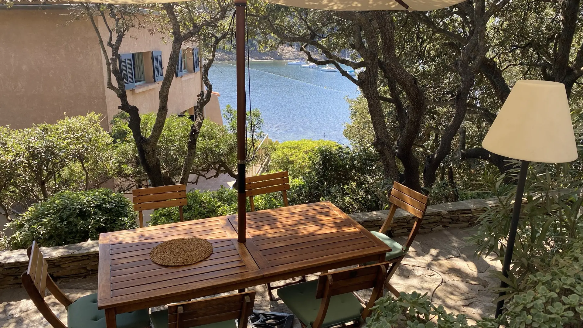 la vue depuis la terrasse dans le jardin