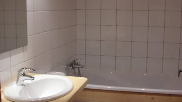 baignoire, toilette et lavabo