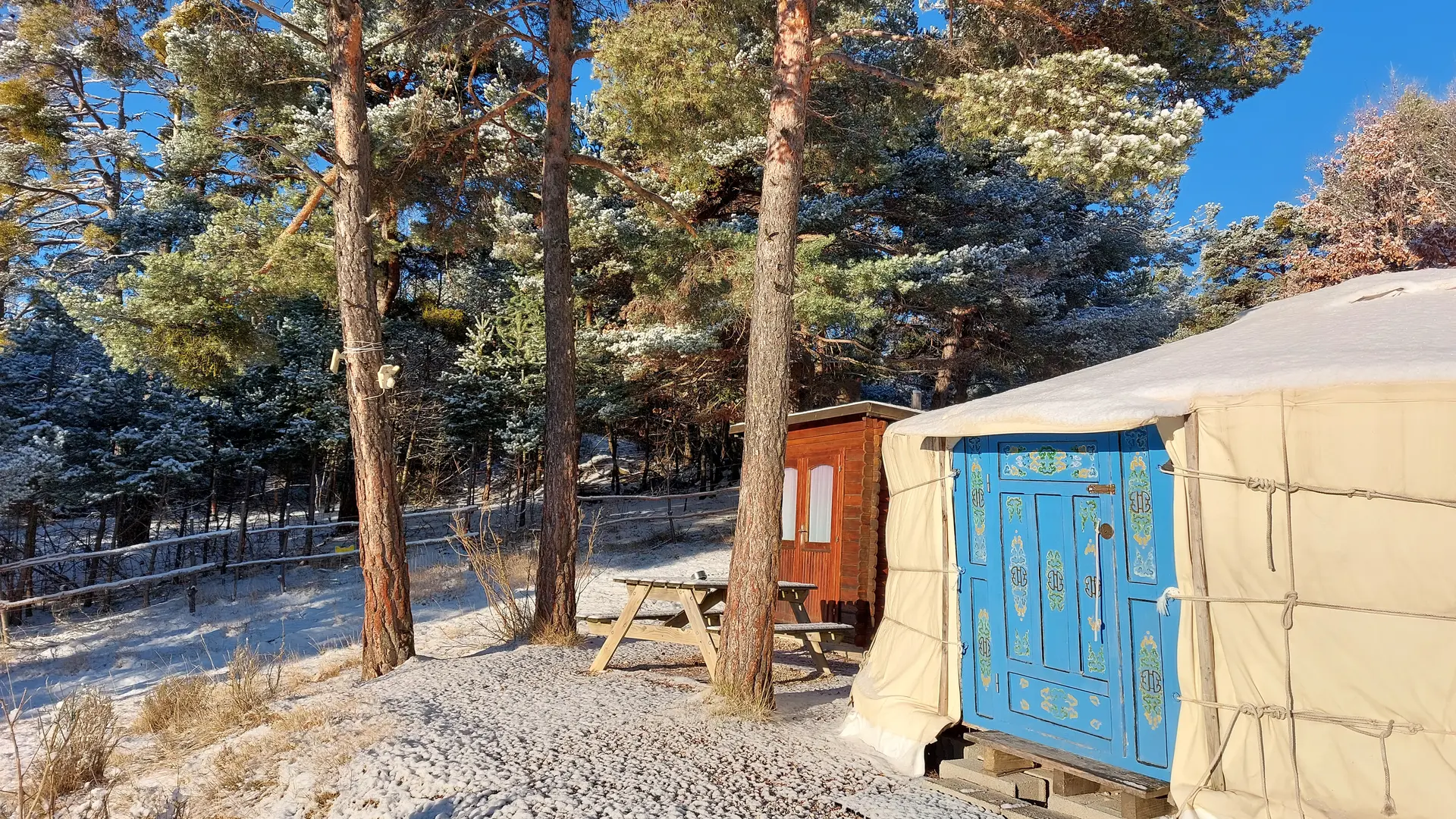 Extérieur yourte bleue