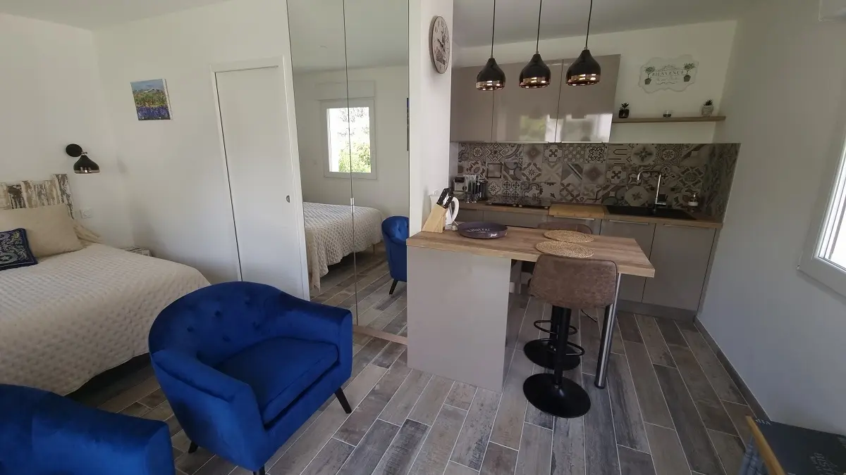 La chambre et la cuisine