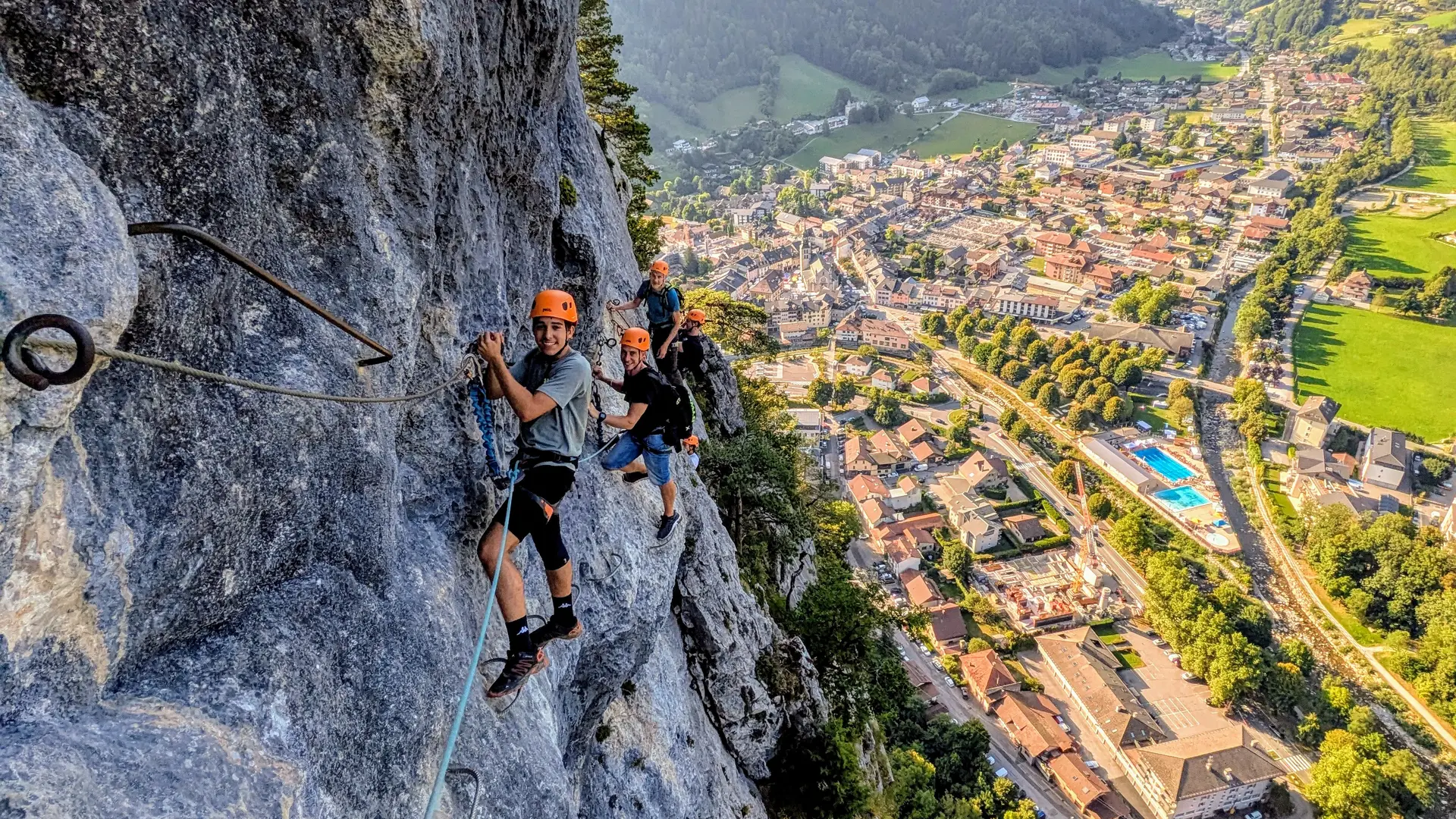 Vertical et aérienne au dessus du village de Thônes