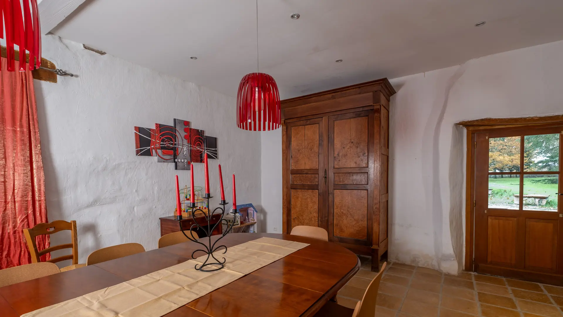 La pièce de vie avec son accès direct sur le parc