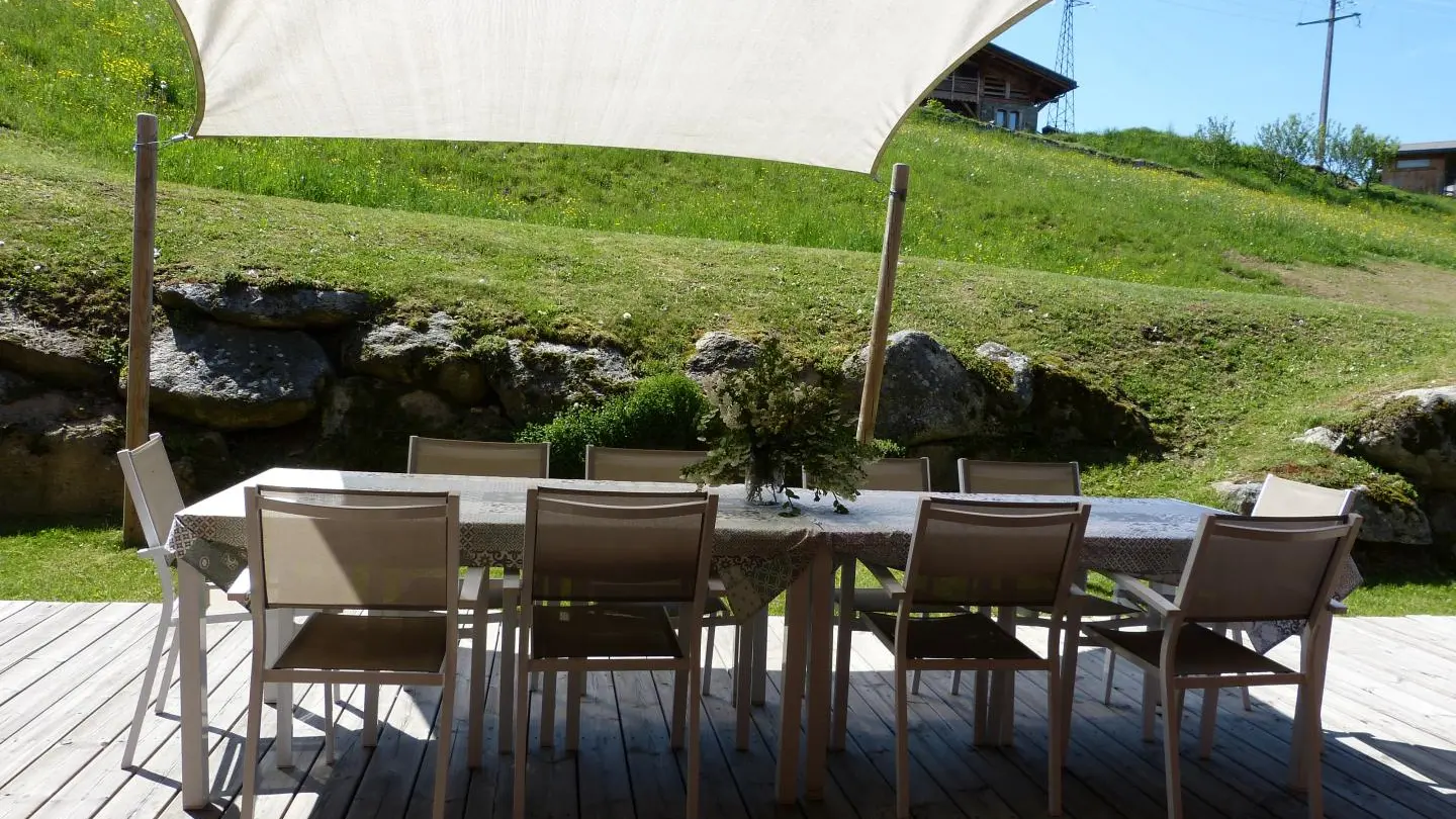 Terrasse bois avec salon de jardin 10 personnes