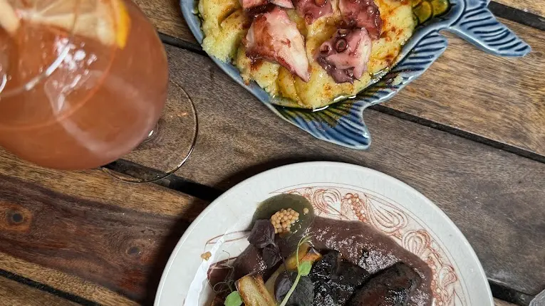 assiettes garnies avec du poulpe