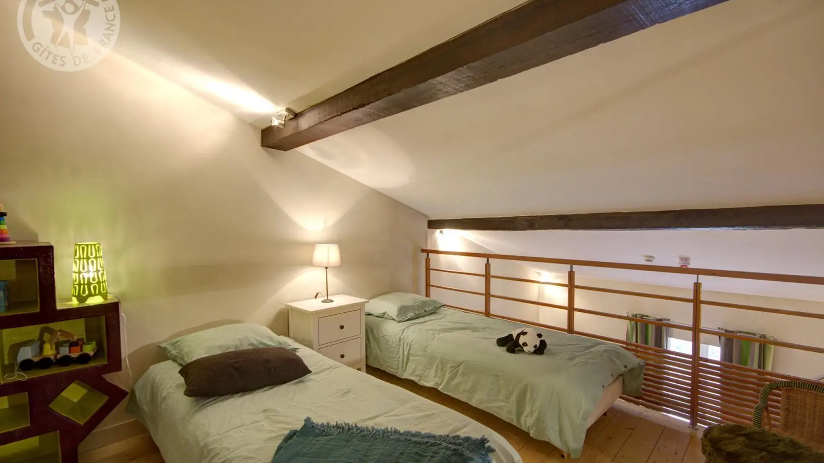 Chambre Chartreuse verte avec 2 lits 90 + une mezzanine ouverte pour accéder à 2 lits de 80 cm.