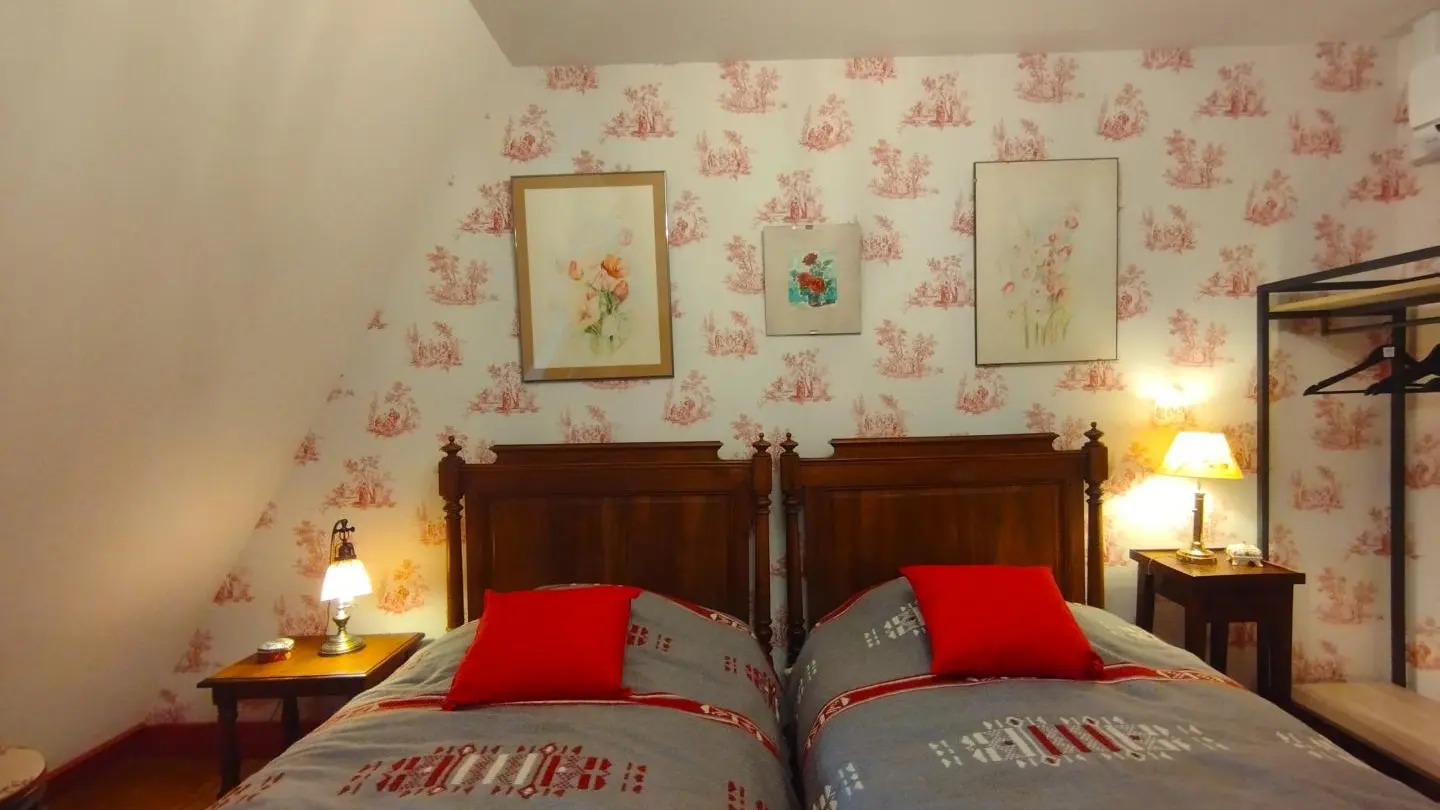 Chambre ROUGE : 2 lits simples 2x100, climatisée