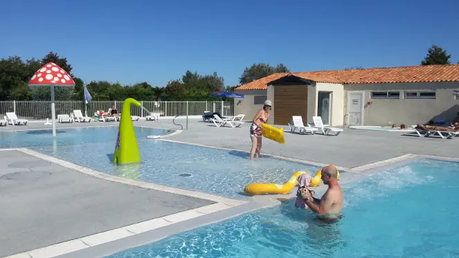 Piscine extérieure avec espace détente