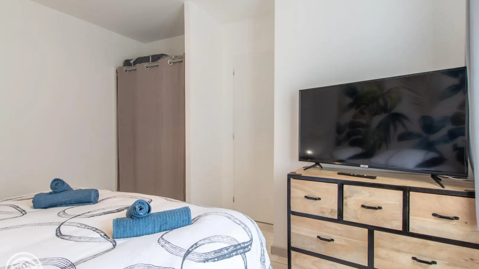 Chambre 1 (TV connectée)