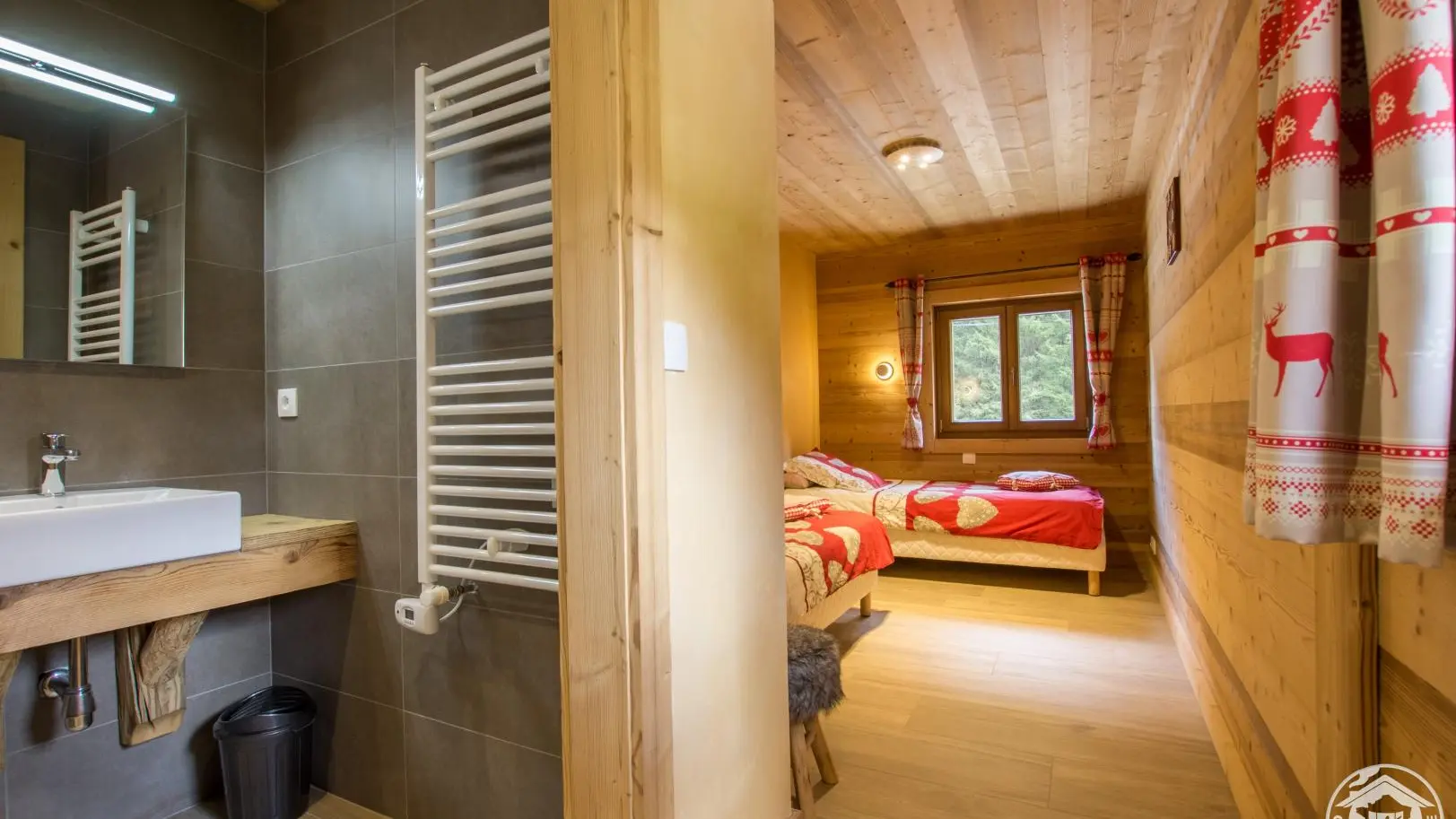 Chambre 4 au rez-de-chaussée avec 2 lits 1 personne, salle d'eau