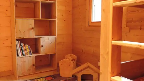 Dans cette chambre, espace jeux pour les enfants.