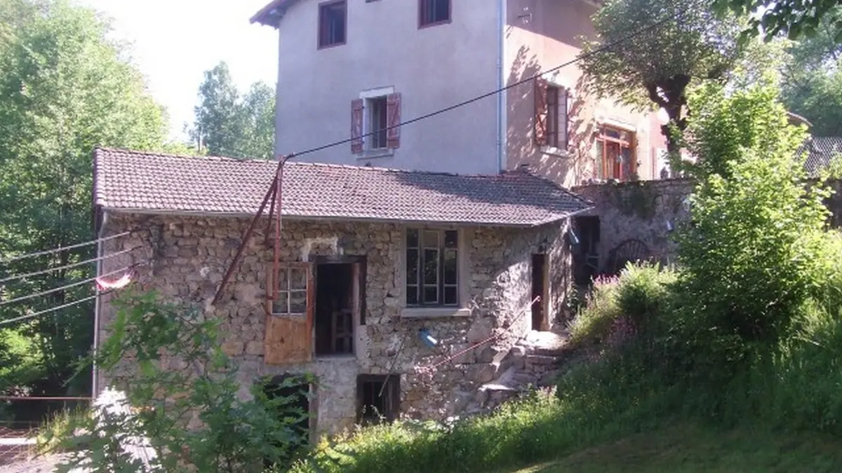 le moulin à meule au pied des chambres