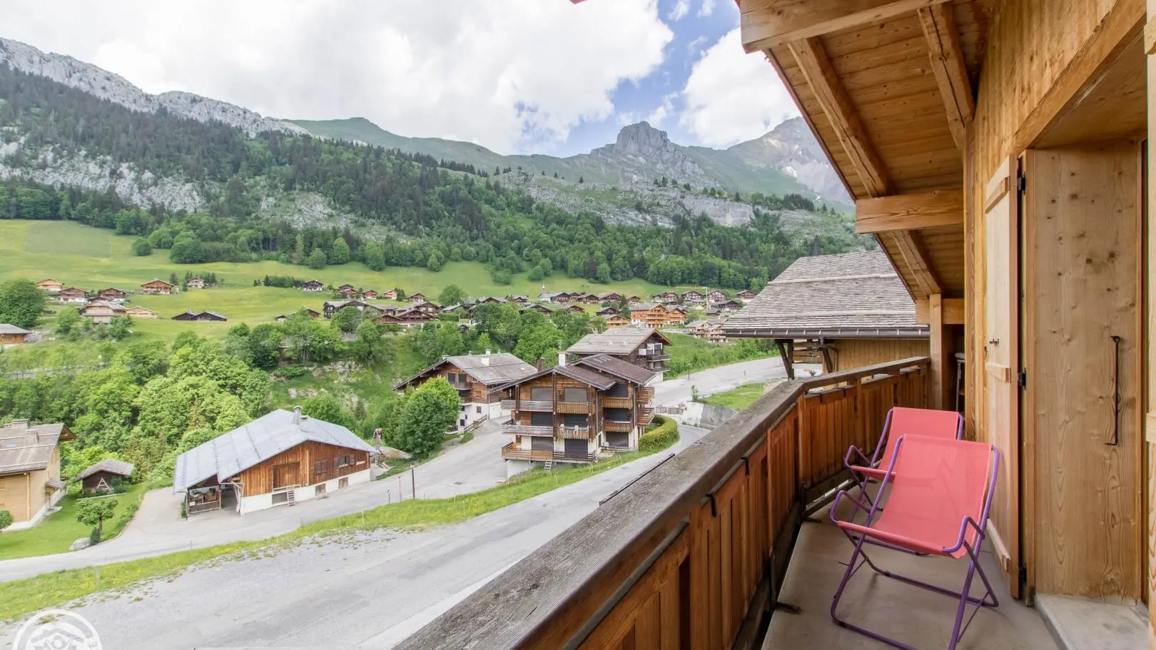 balcon de l'étage et vue sur montagnes