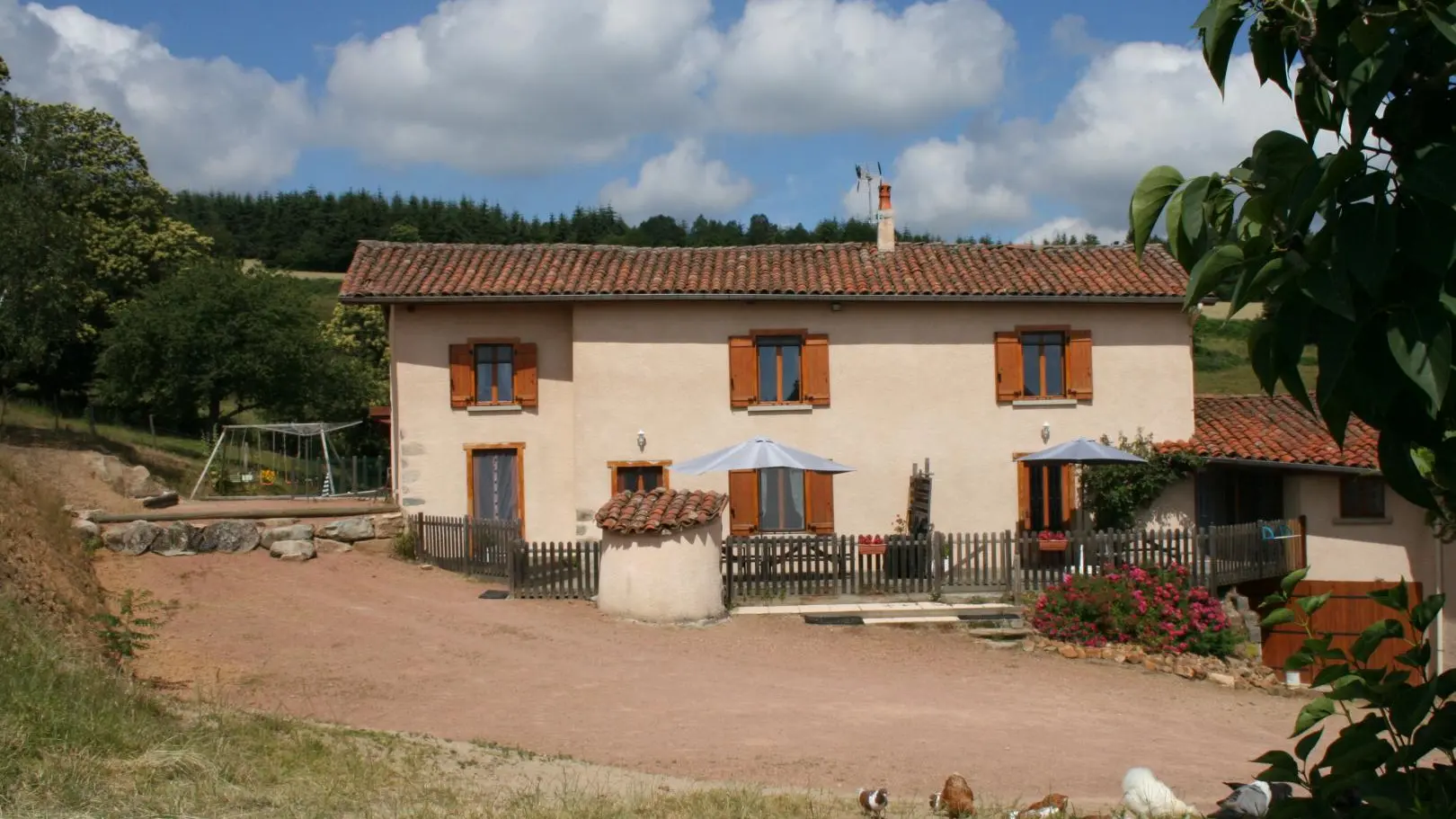 grande cour devant le gite