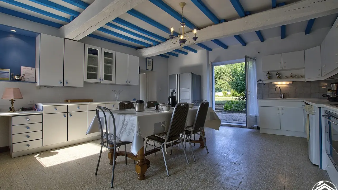 Grande cuisine lumineuse et spacieuse pour se retrouver autour de la table. Accès direct sur le jardin.