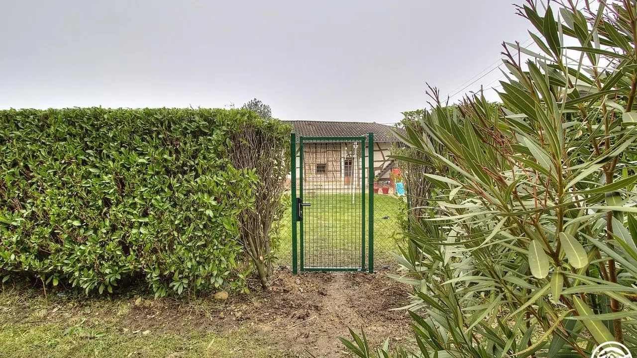 Ce portillon permet d'accéder au deuxième gîte par le jardin si vous souhaitez une plus grande capacité (+ 6 couchages)
