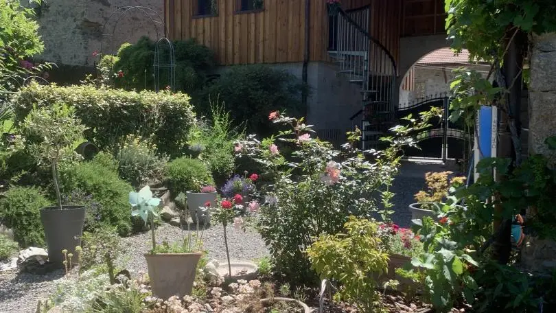 Jardin arrière avec vue sur le gîte