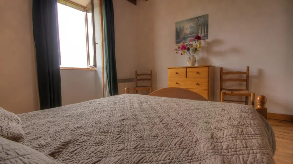 chambre avec un lit 140 cm