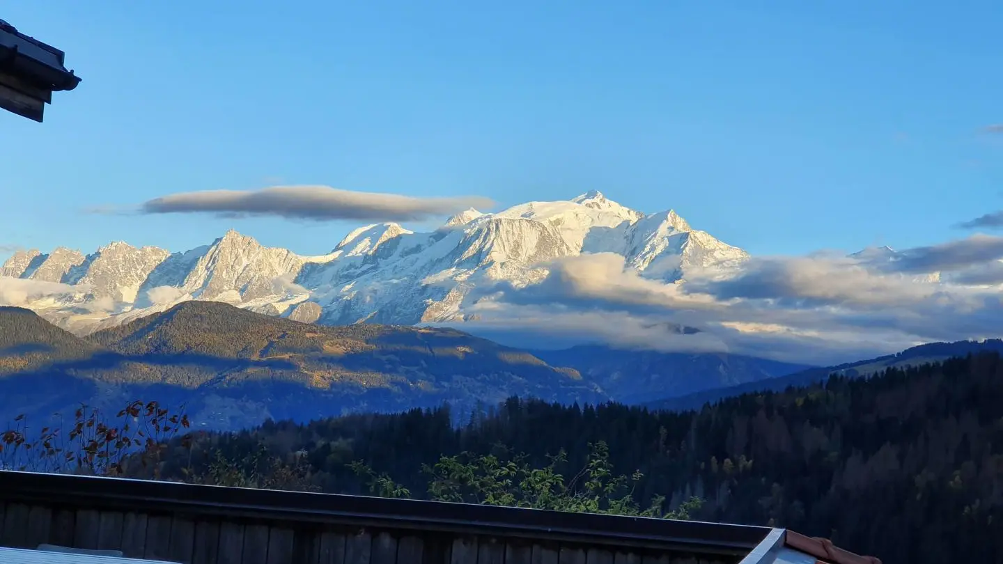 Le Mont Blanc repoudré par les premières neiges en automne; un spectacle dont on ne se lasse pas