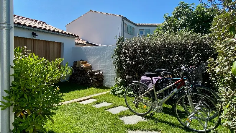 Fahrradständer im Garten