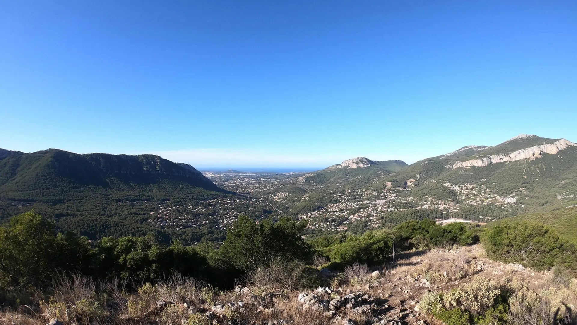 Panorama sur les différents reliefs et communes jusqu'à la mer