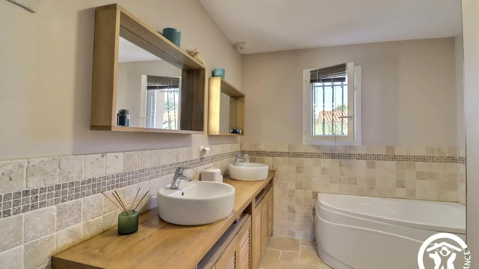 salle de bain en travertin, double vasque, baignoire d'angle