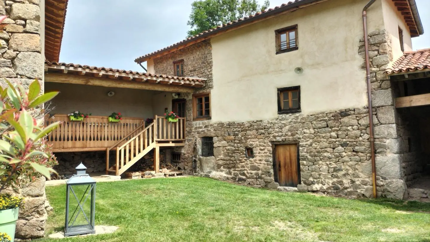 Vue d'ensemble du gîte avec sa galerie forézienne