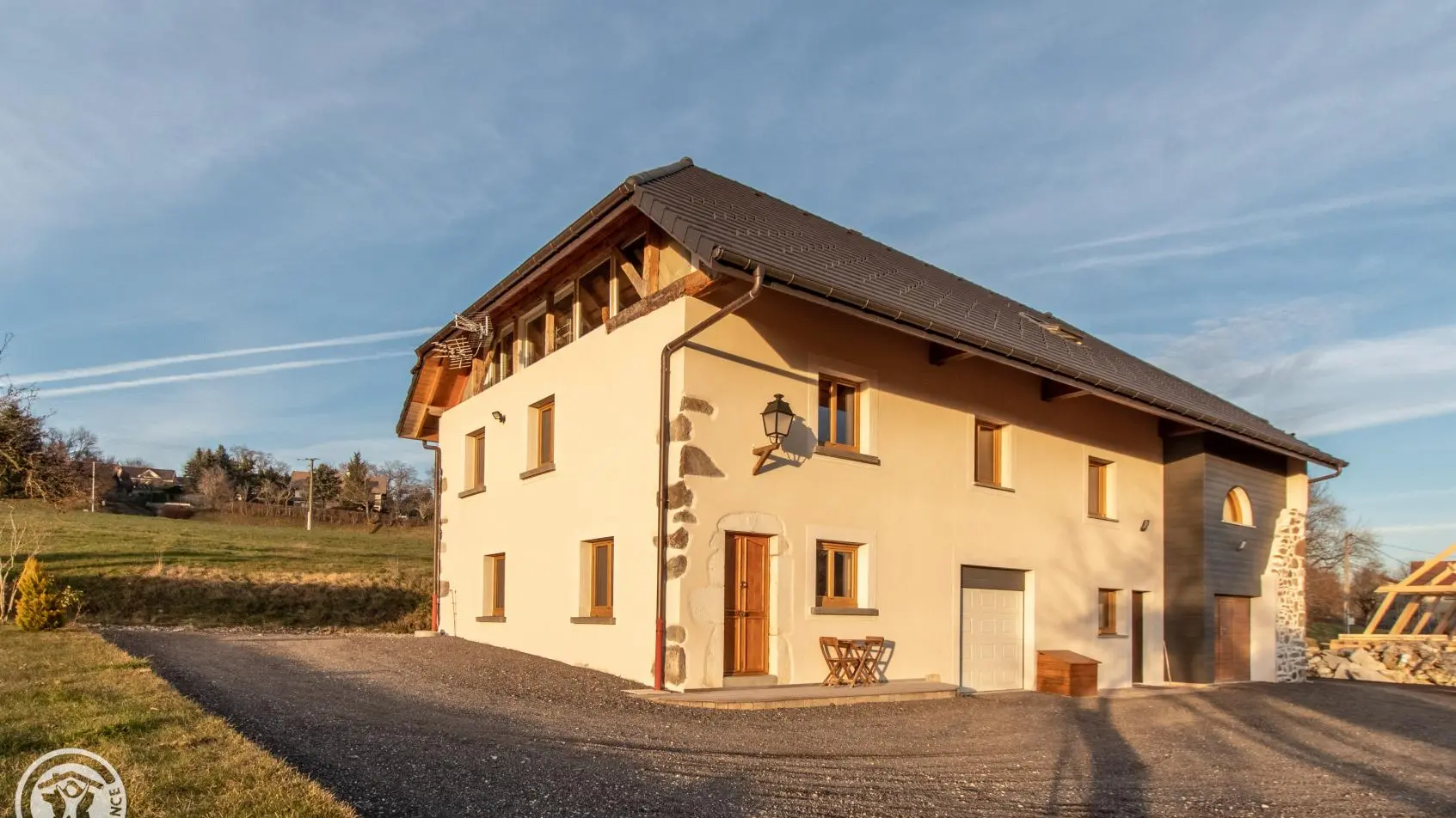 Maison comprenant le gîte (gauche) et le logement des propriétaires (droite)
