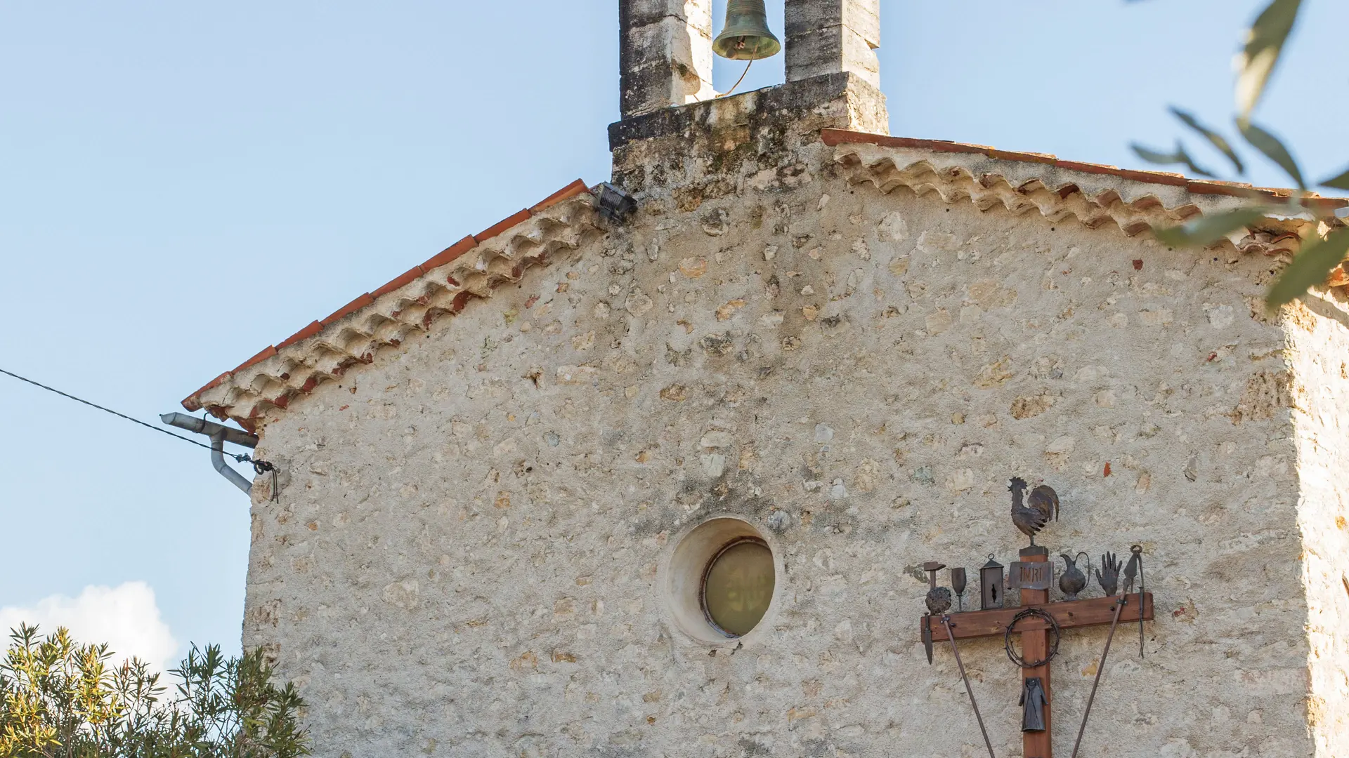 La façade et sa Croix des outrages