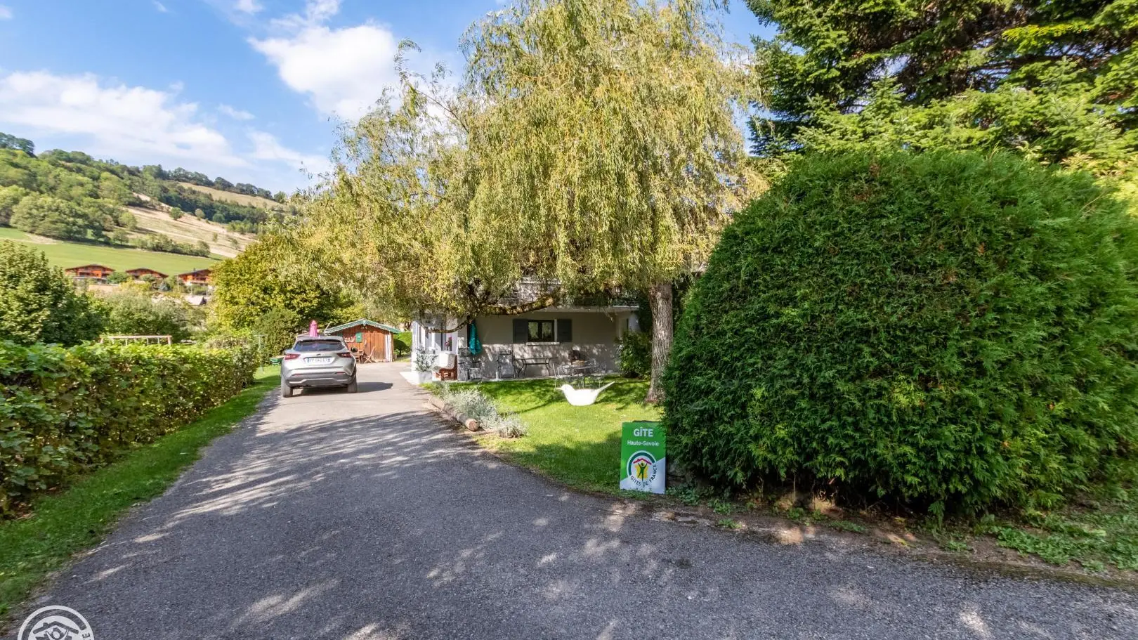 Allée d'accès au gîte place de stationnement devant l'entrée