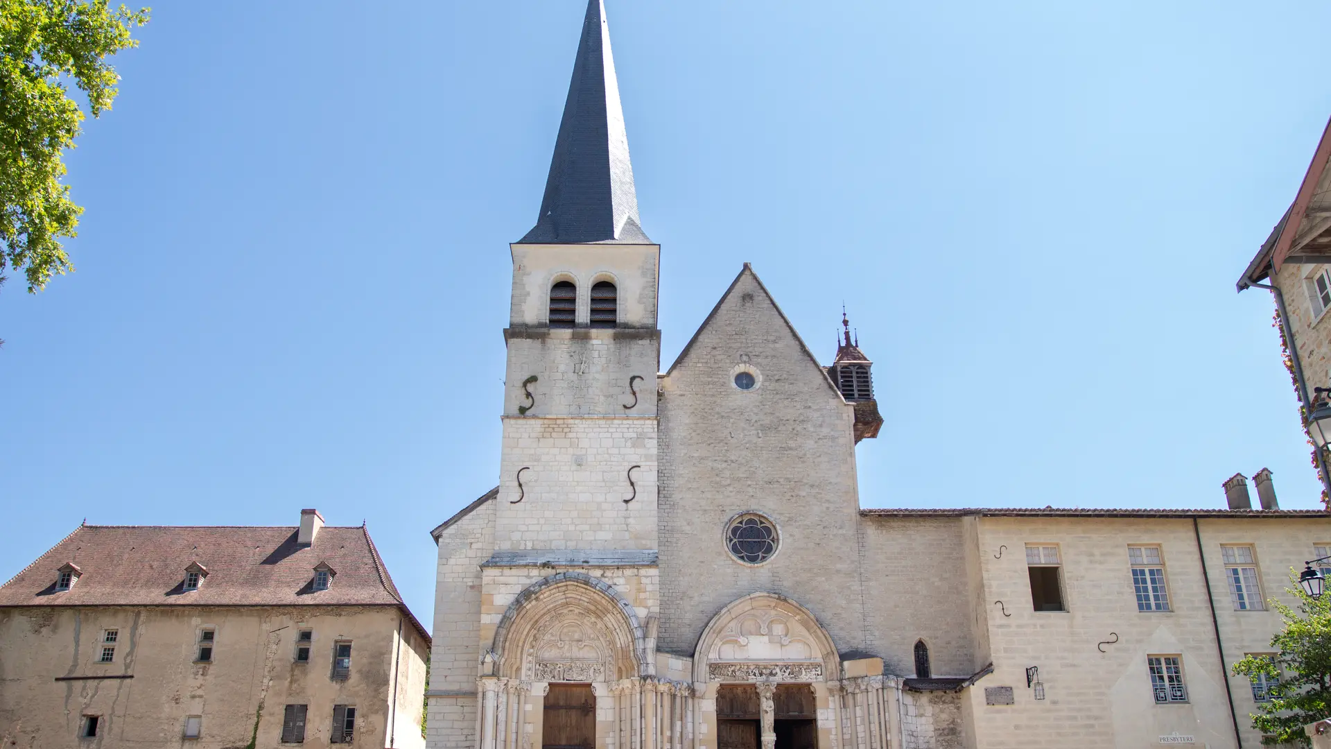 Vue extérieure de l'Abbaye d'Ambronay