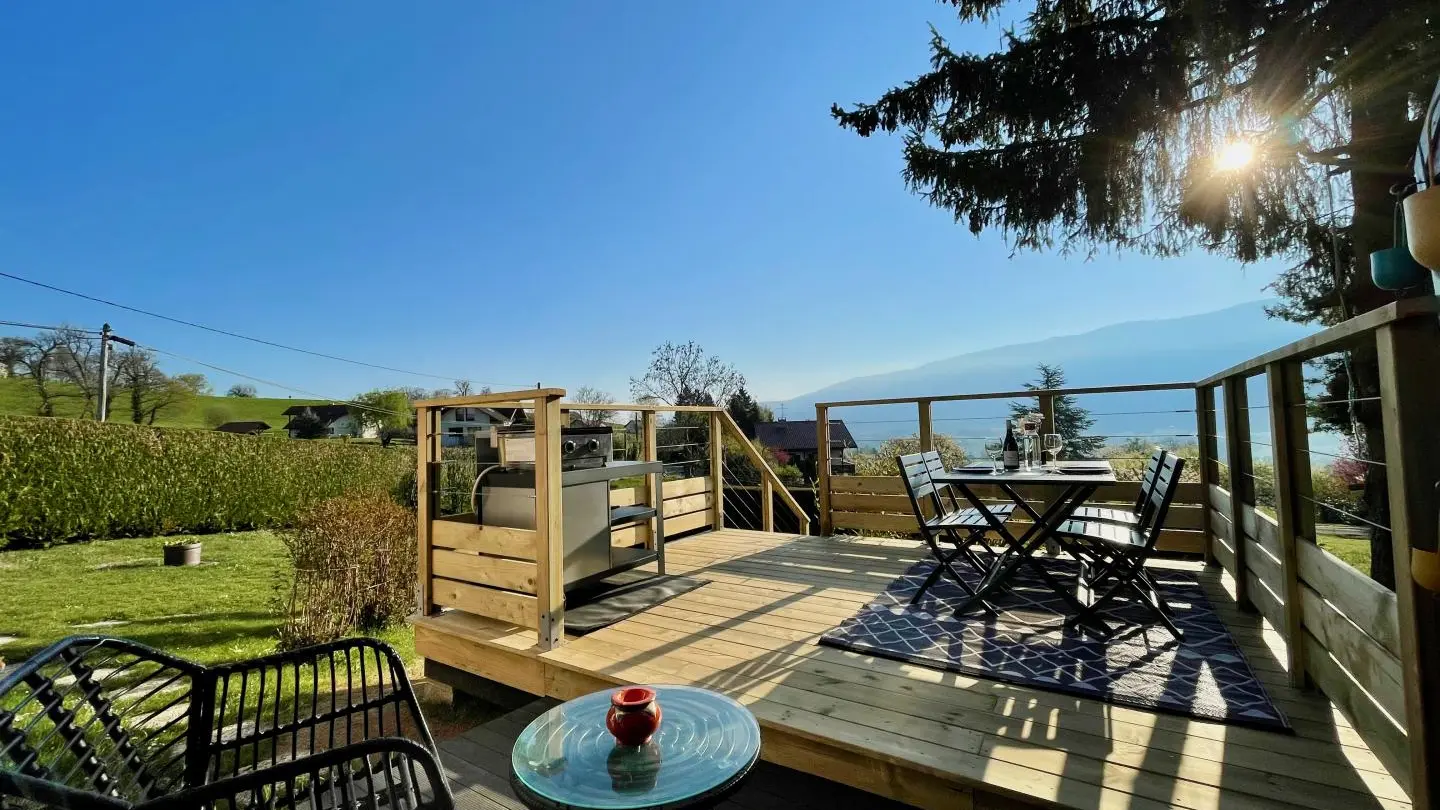 terrasse en bois sur pilotis avec vue dégagée sur la montagne