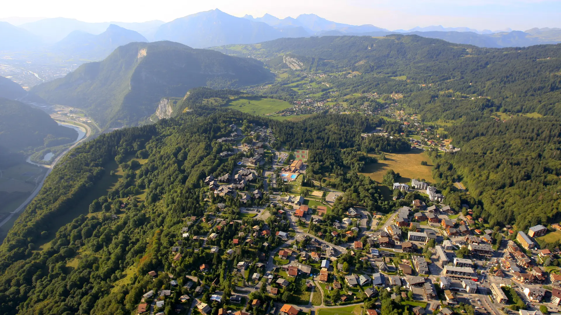 Vue depuis votre parapente au-dessus des Carroz d'Arâches