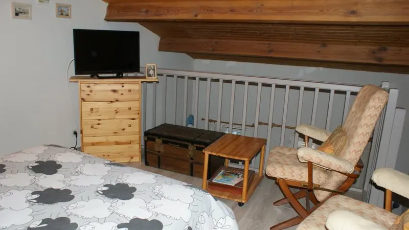 Chambre mezzanine avec télévision