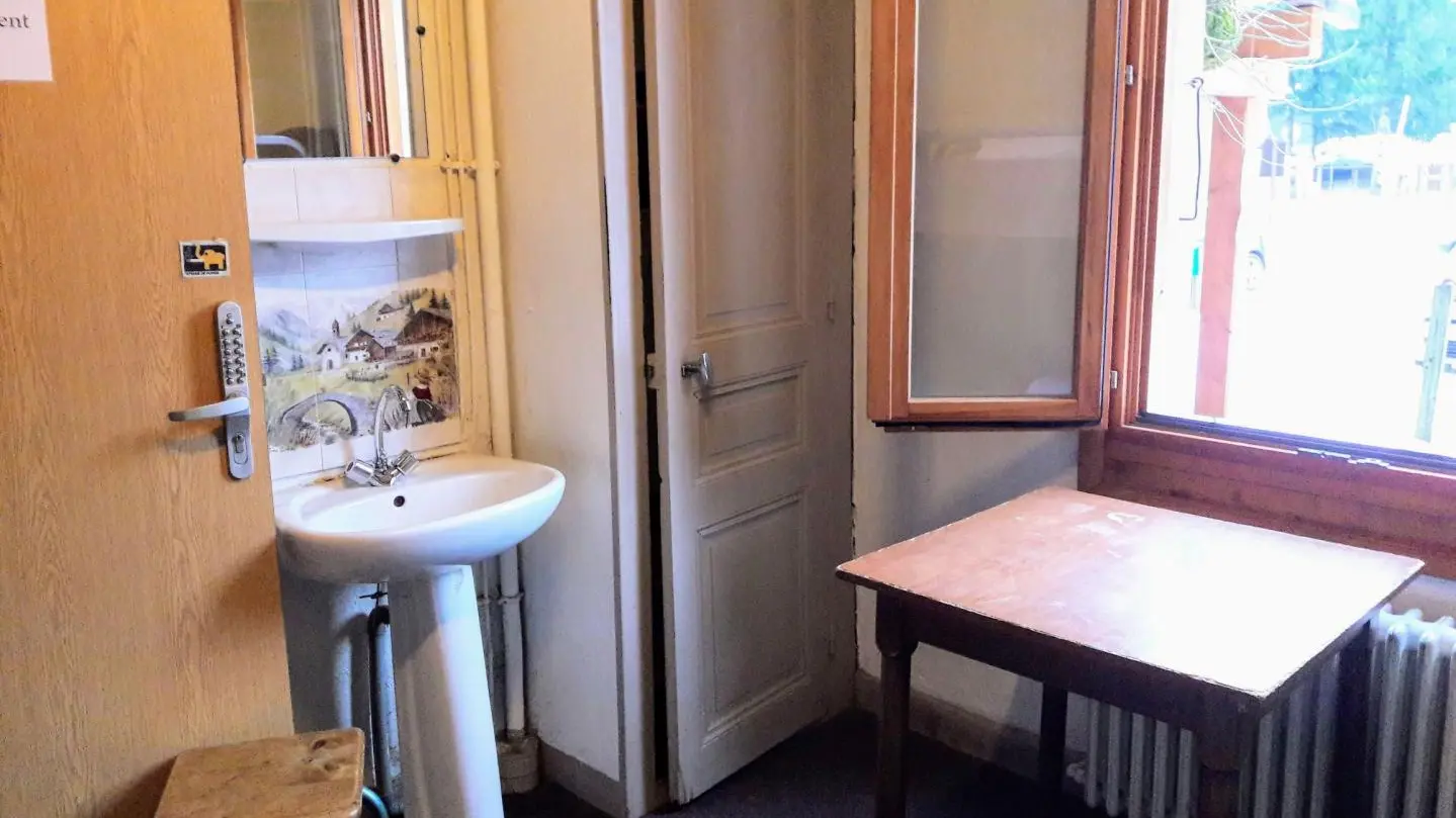 Petit dortoir de 4 situé au rez-de-chaussée. Vue sur le Brévent et la Flégère.