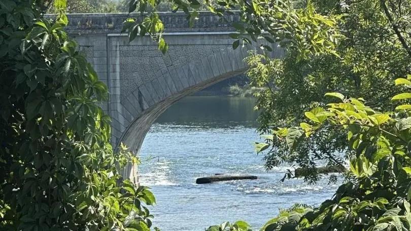Si vous vous approchez de la Rivière, vous apercevrez le pont.