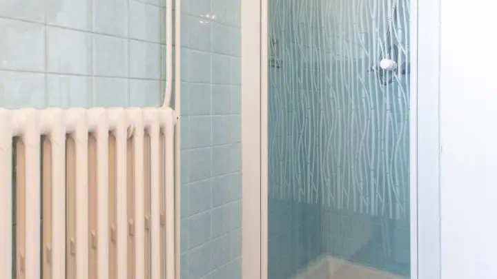 Salle d'eau avec douche