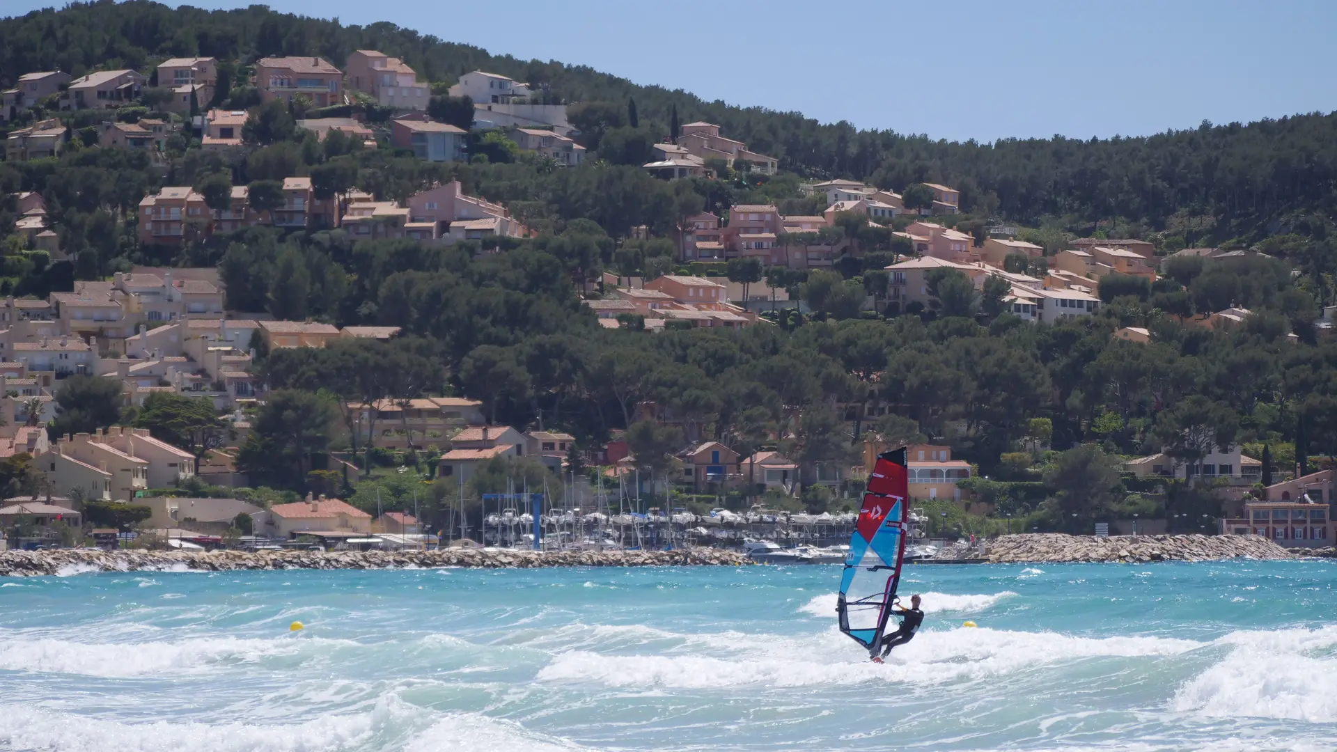 Planche à voile dans la baie des Lecques