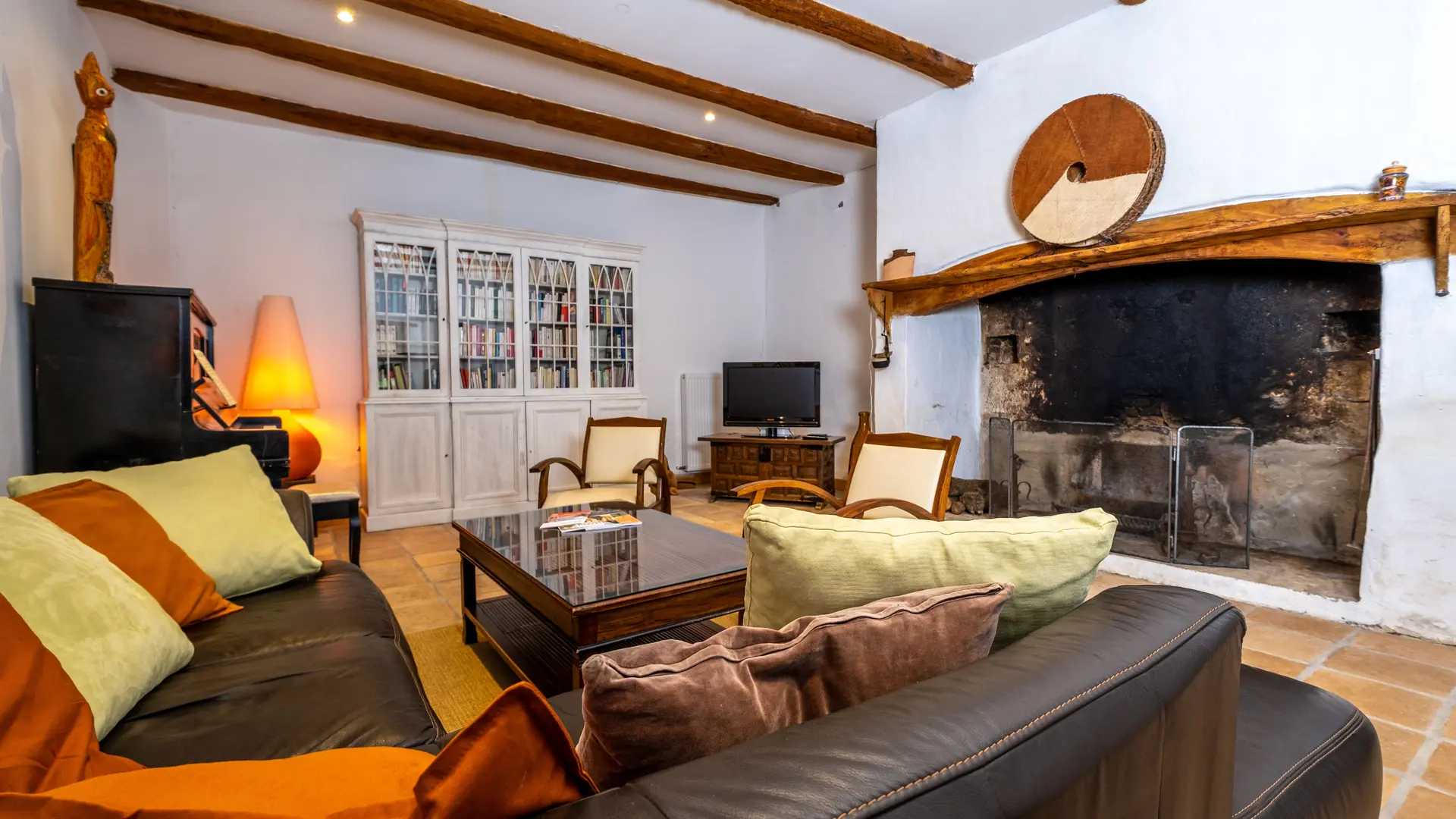 Jouer du piano, lire au coin du feu : les activités de l'hiver au salon