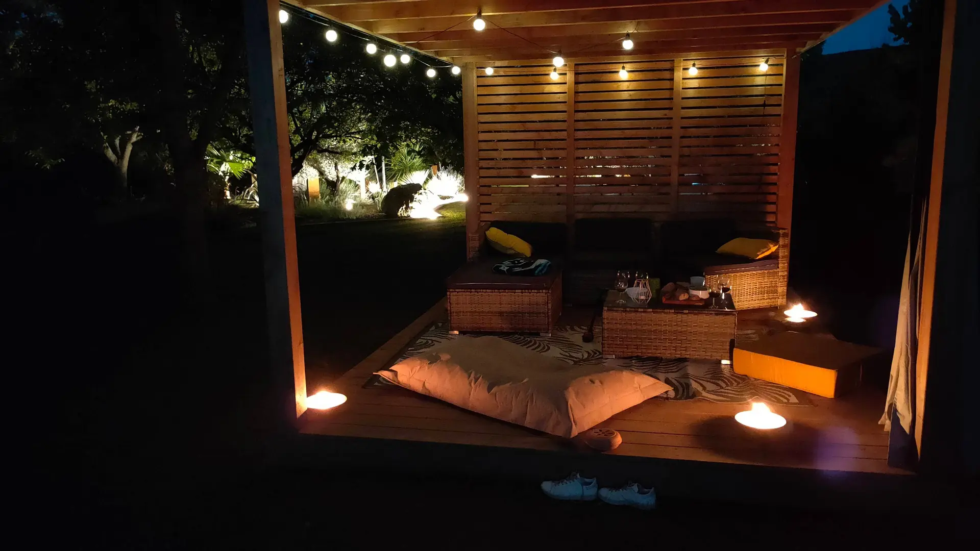 Pergola du pigeonnier le soir