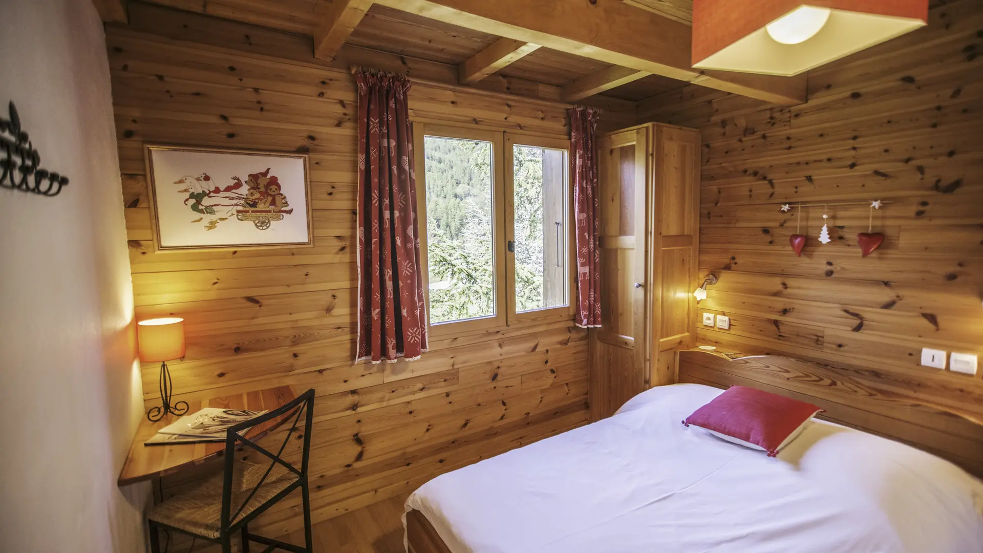 chalet-le-serre-des-oiseaux-mougd-chambre5-serre-chevalier-chantemerle