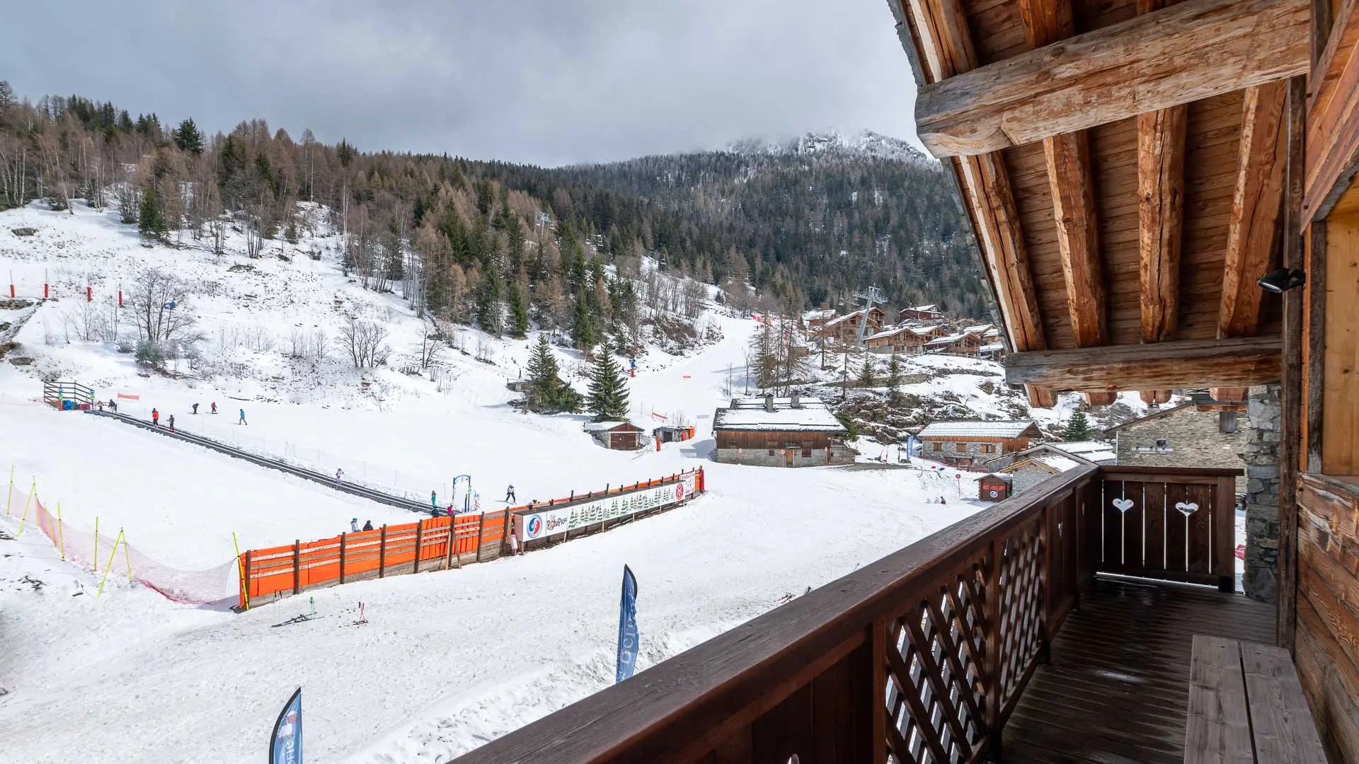 Balcon avec banc, vue direct sur le front de neige, tapis débutant