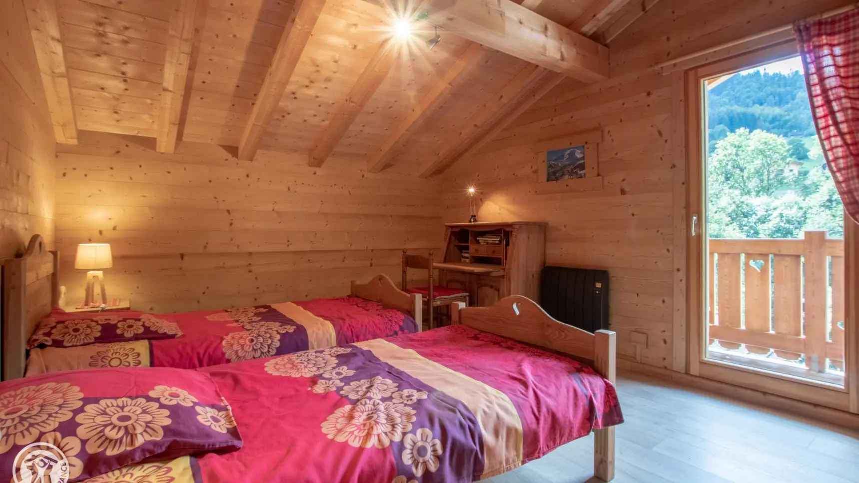 Chambre avec 2 lits 90 et accès au balcon.