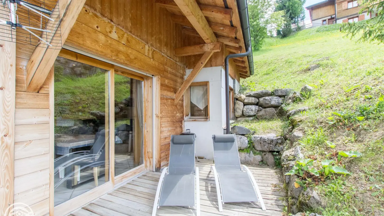 vue d'une partie de la terrasse aménagée