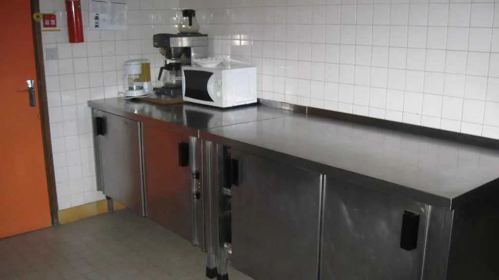 ARMOIRE CHAUFFANTE DANS LA CUISINE