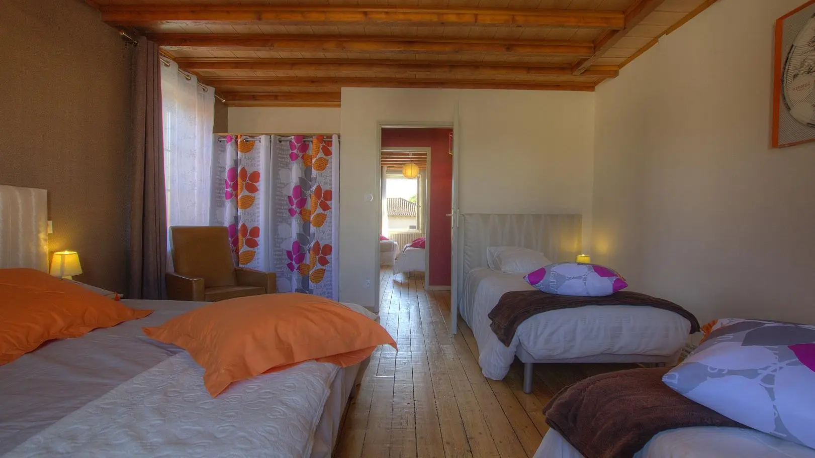 Idéal pour 4 personnes, comprends un lit en 160 et deux lits simples.