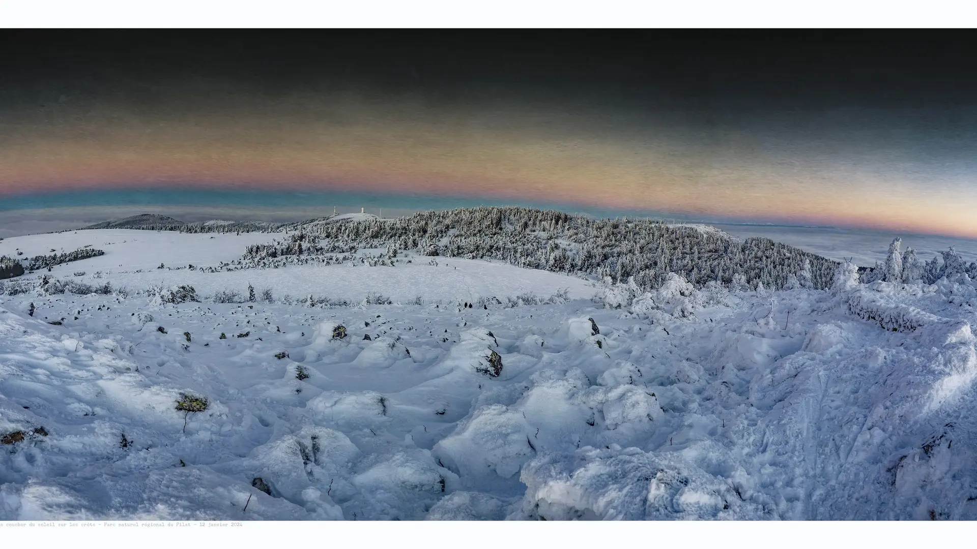 Panoramique des crêts du Pilat coté Est
