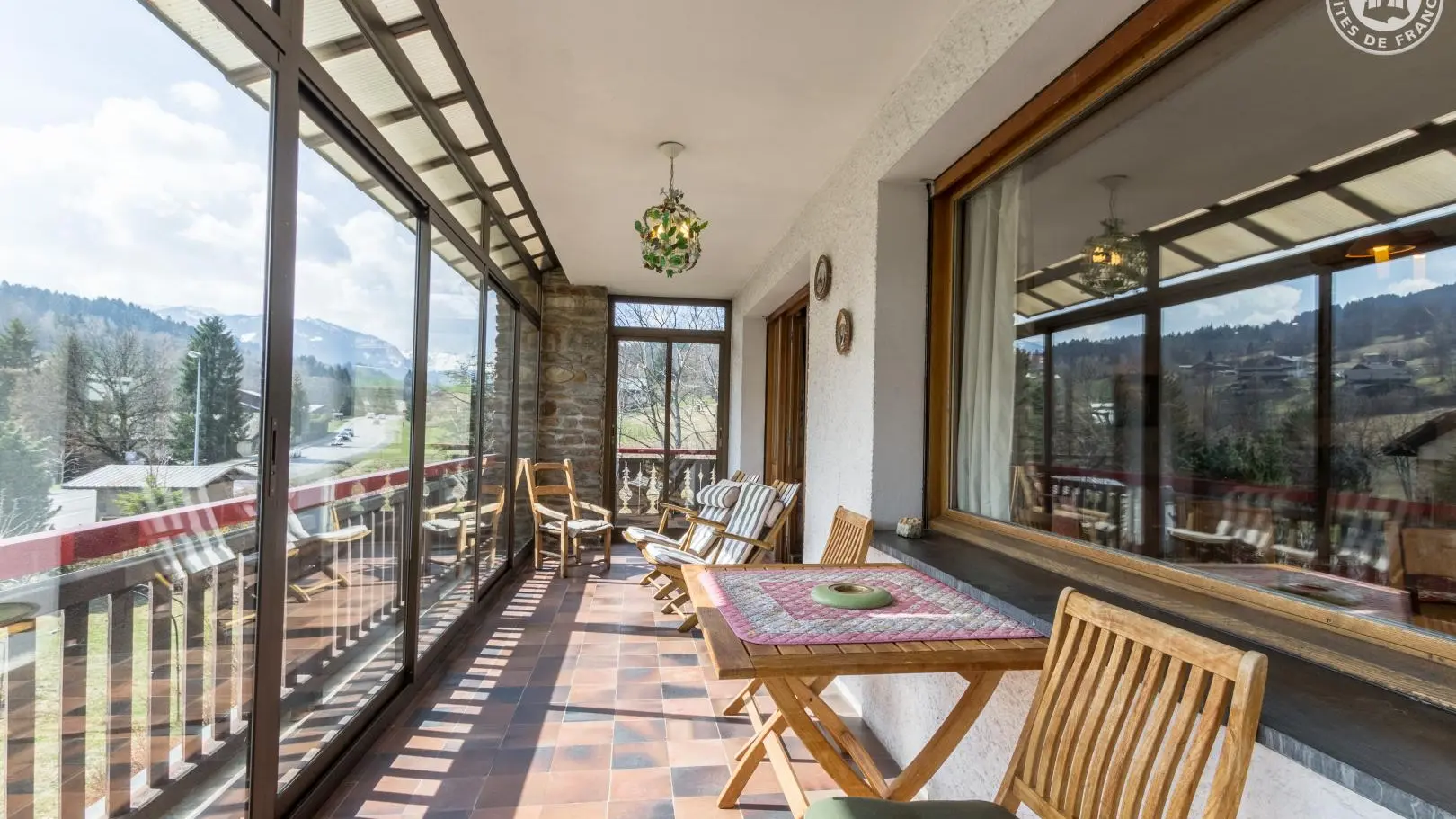 Véranda avec vue sur les pistes de ski en hiver