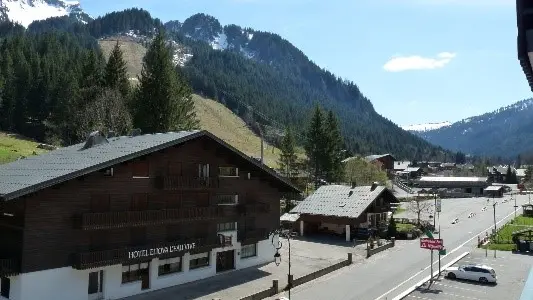 Vue depuis le balcon sur Le Linga  au printemps