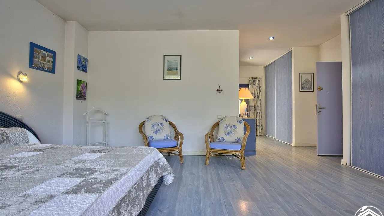 Grande chambre composée d'un lit en 160*190. Cette chambre dispose d'une salle de bain et douche privative à la chambre.