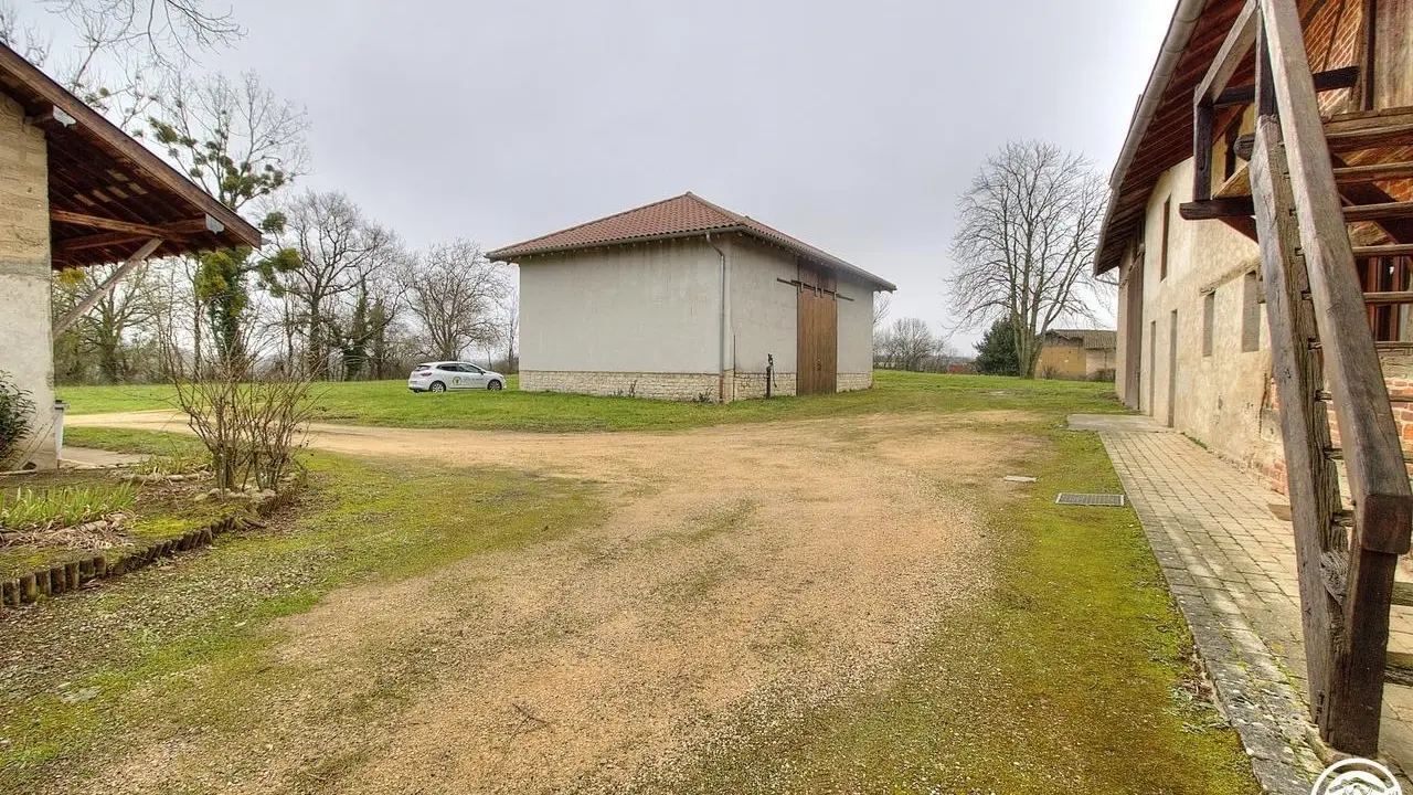 La cour sur l'avant de la maison